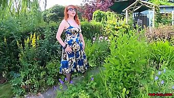 Masturbation Solo Sur Le Thème Du Jardin Avec De Gros Seins Naturels Et Des Talons