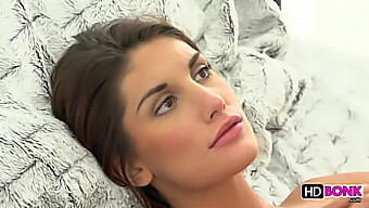 Lumoava Babe August Ames Nauttii Intensiivistä Hardcore Seksiä