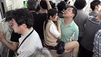 Un Encuentro Casual Lleva A Un Beso Apasionado Y Una Acción De Garganta Profunda En Este Video De Colegiala Japonesa